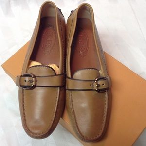 Tod's driver loafer in tan with buckle